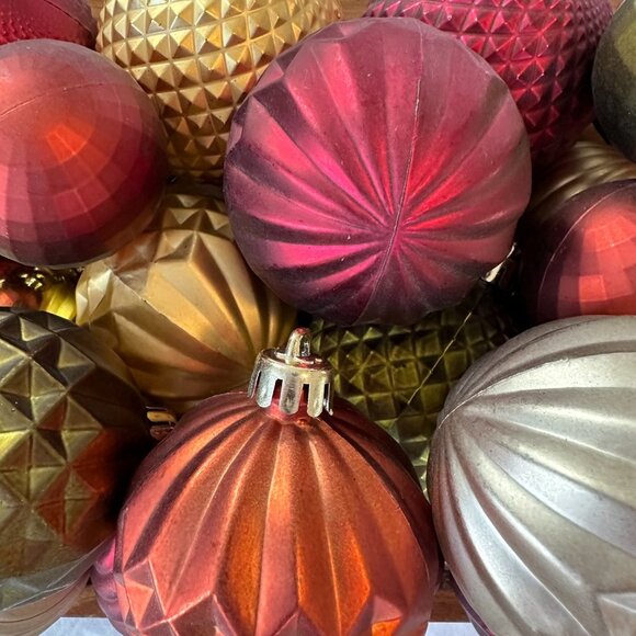 30ct Textured Gold, Silver, Green, Maroon and Rust Ornaments - Picture 5 of 14